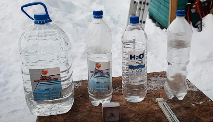 Чтобы долить антифриз, используем дистиллированную воду