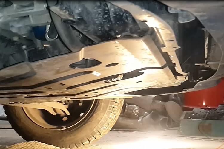 Для замены масла снимаем пыльник двс