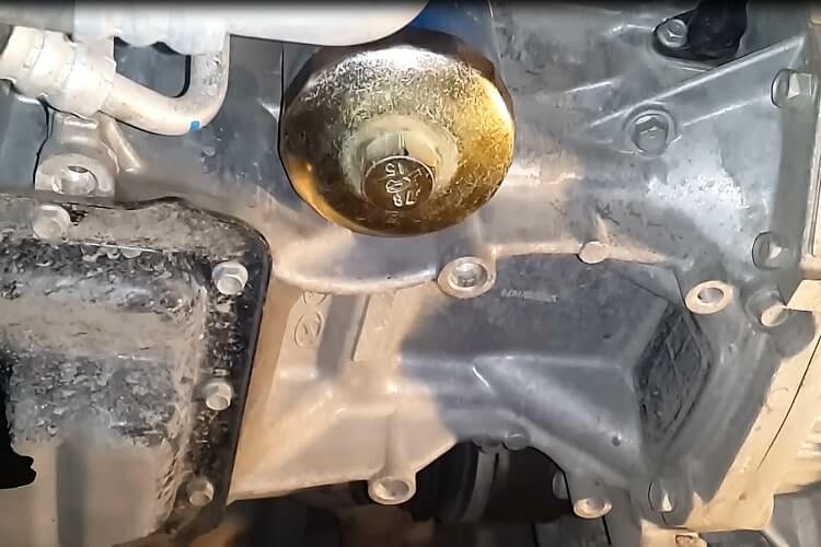 Откручиваем старый масляный фильтр Киа Рио 4 и Х Лайн