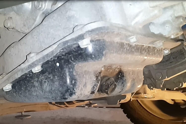 Откручиваем сливную пробку масляного поддона Киа Рио-4 и Х Лайн