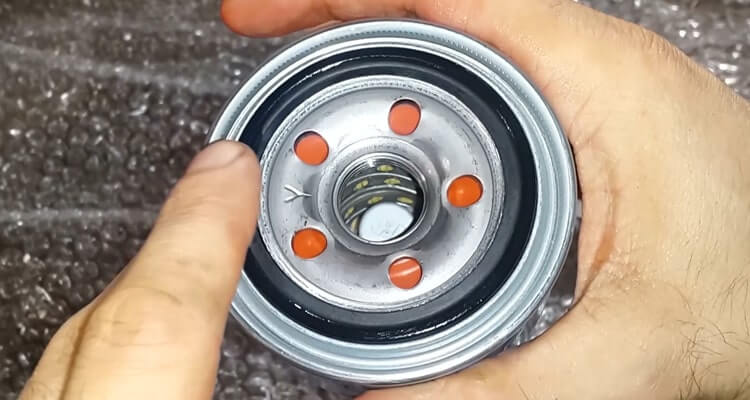 Перед установкой нового фильтра смазываем уплотнительное кольцо свежим маслом