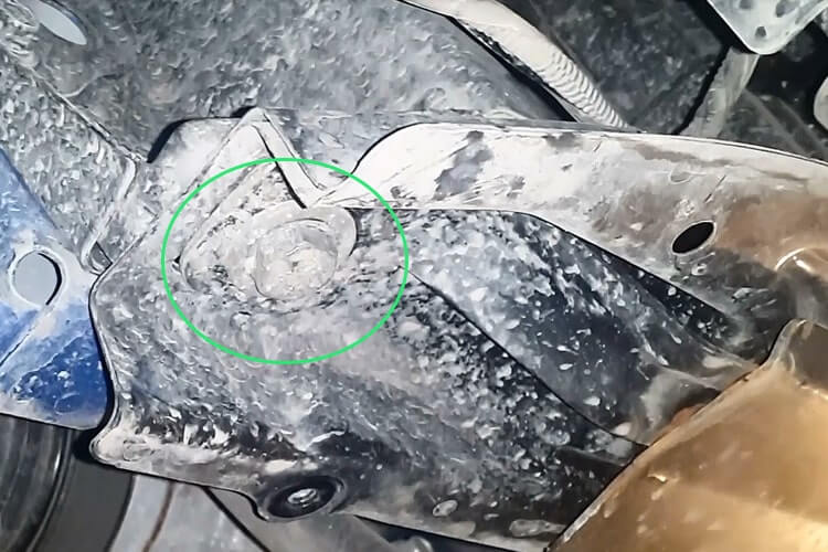 Откручиваем передние болты металлической защиты двс Киа Рио 4 и Х Лайн