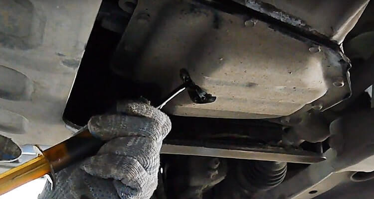 Откачиваем остатки старого масла из двигателя Киа Рио-4 и Х Лайн