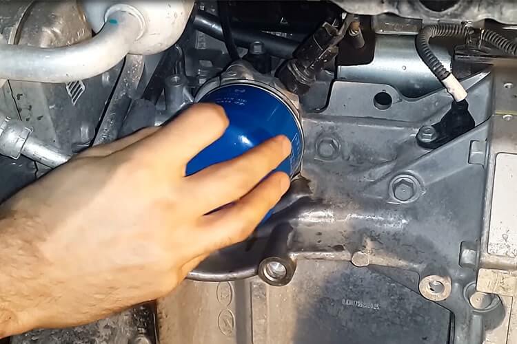 Закручиваем новый масляный фильтр Киа Рио-4 и Х Лайн