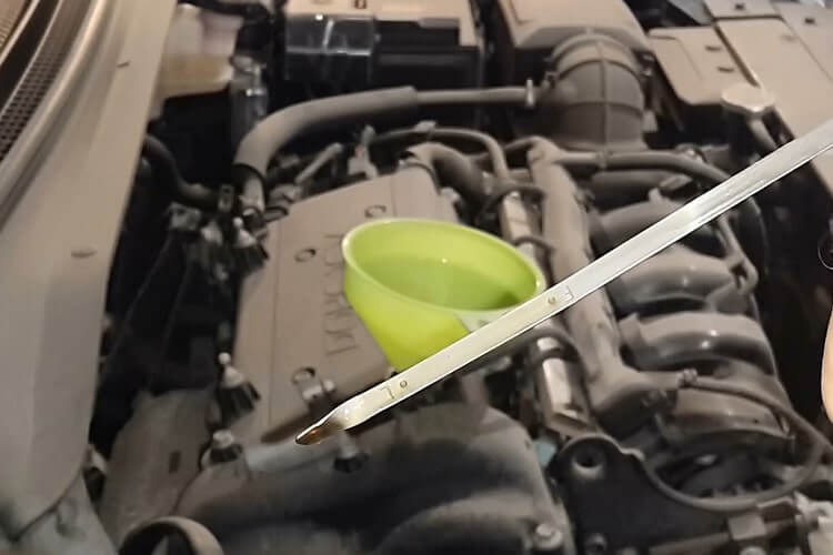 Заливаем новое масло в двигатель Киа Рио-4 и Х Лайн