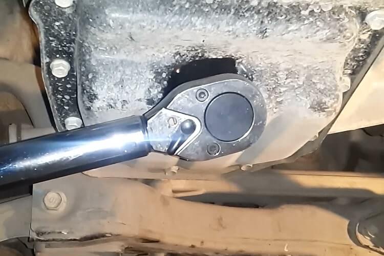 Затягиваем сливную пробку Киа Рио-4 и Х Лайн