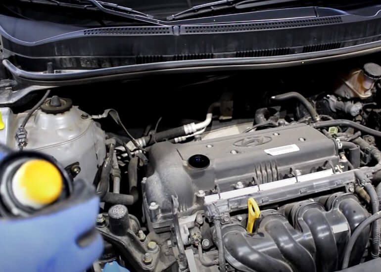 Откручиваем крышку масло заливной горловины у двигателя Соляриса