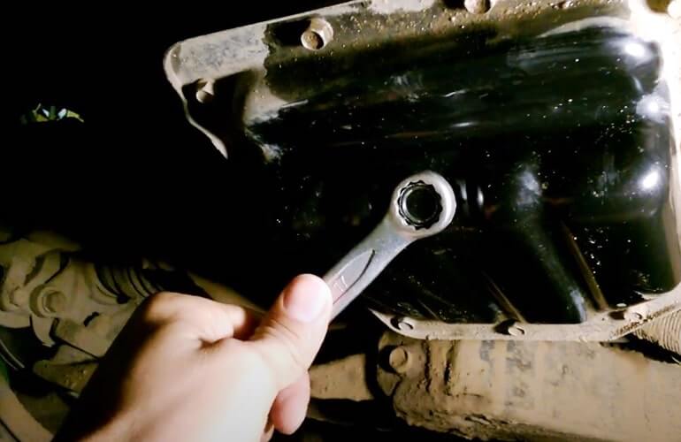 Откручиваем сливную пробку масляного поддона Соляриса