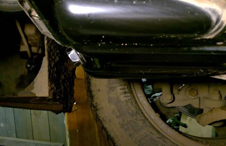 Расположение сливного болта масла на Хендай Солярисе