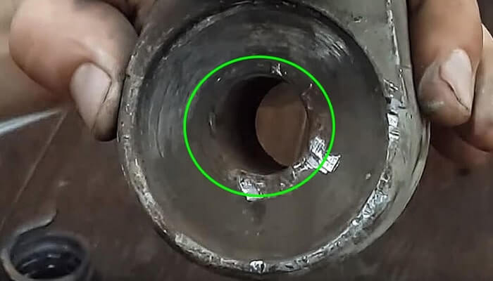 В корпусе натяжитля Киа Рио 3, в результате износа образовался эллипс