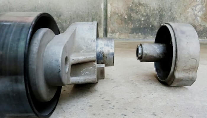 Натяжитель приводного ремня Киа Рио 3 состоит из двух половинок