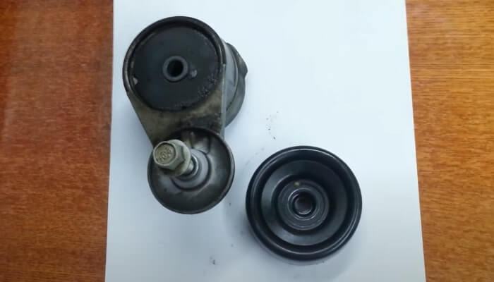 Киа Рио 3, откручиваем ролик с натяжителя по часовой стрелки