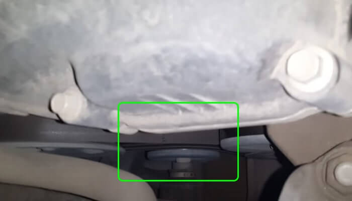 Пальцами нащупываем положение ремня на ролике Киа Рио 3 (2011-2017)