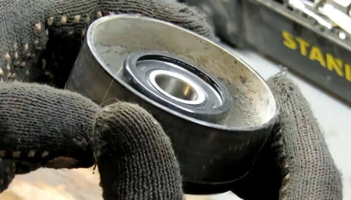 Проверяем как сел подшипник в ролик