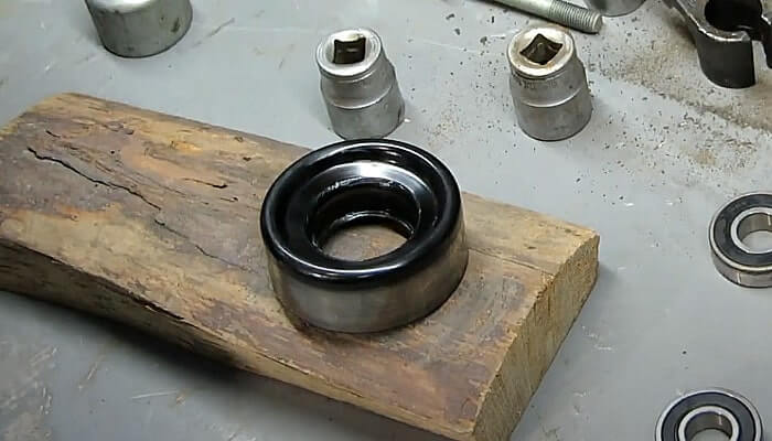 Смазываем посадочное место под подшипник Киа Рио 3 литолом