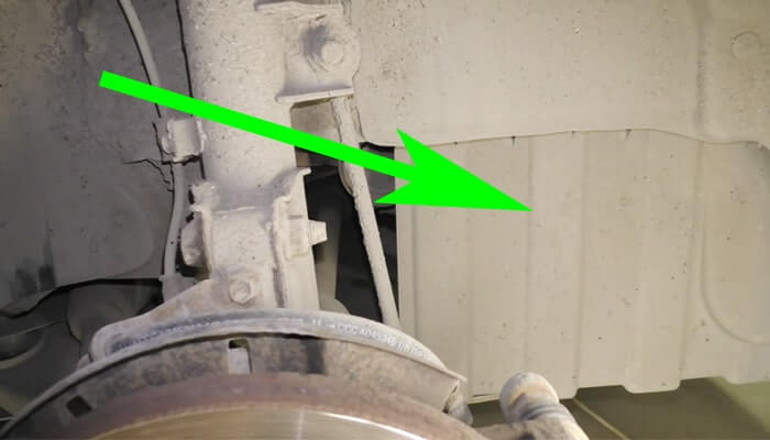 Снимаем пластиковую защиту на Киа Рио 3 (2011-2017), чтобы получить доступ к натяжителю