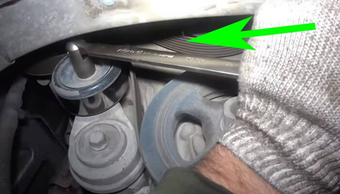 Снимаем приводной ремень отжав, натяжной ролик ключом к моторному щиту Киа Рио 3 (2011-2017)