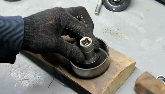 Выбиваем старый подшипник из ролика Киа Рио 3