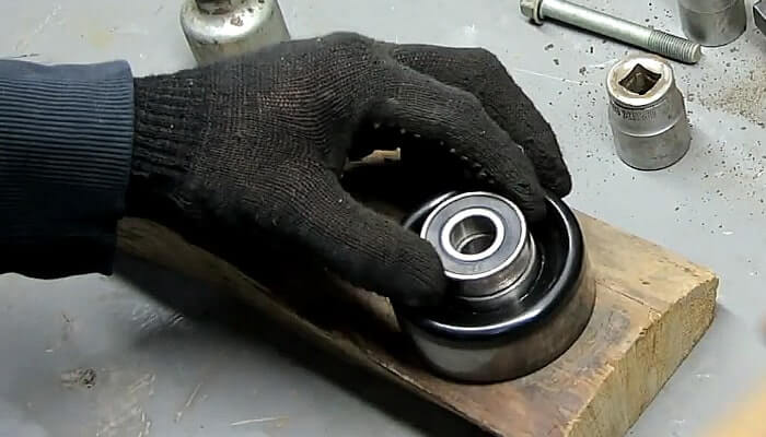 Забиваем новый подшипник в ролик Киа Рио 3, используя старый как надставку