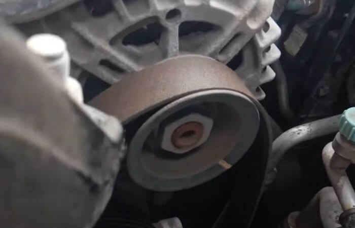 Когда натяжение ремня Киа Рио 3 ослабнет, снимаем его рукой