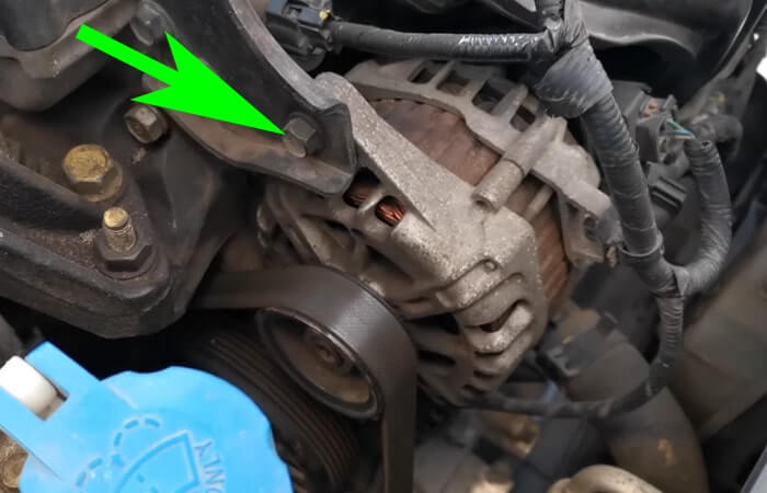 Откручиваем верхний болт