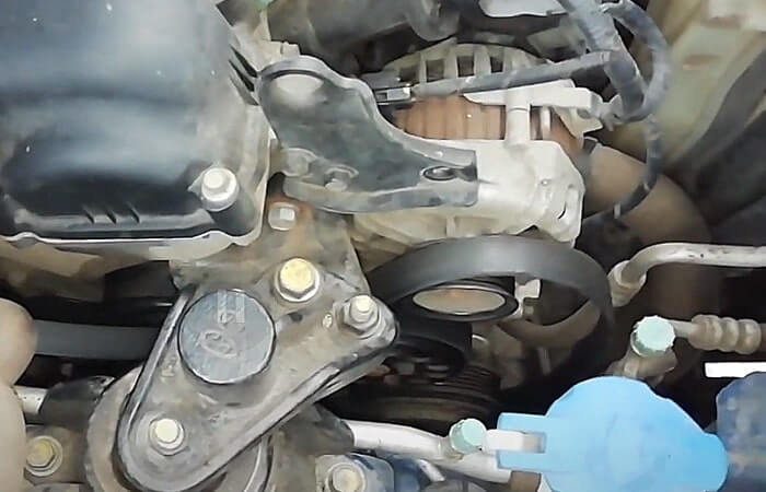 Натяг ослабевает и можно снять ремень