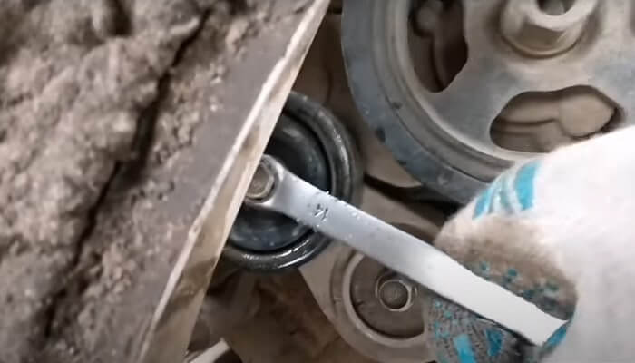 Второй способ как снять приводной ремень на Киа Рио 3