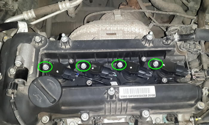 Откручиваем болты катушек зажигания Киа Рио 4