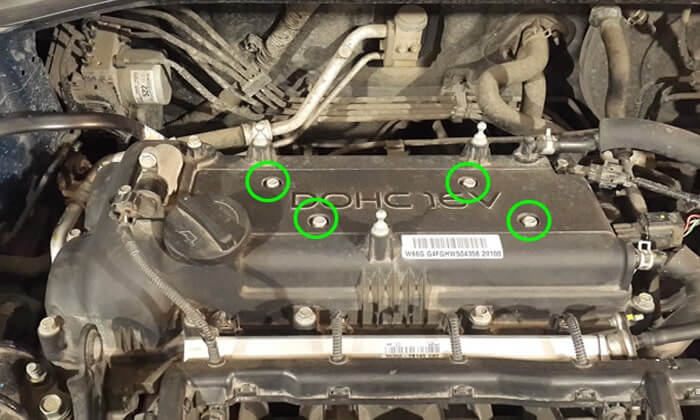 Откручиваем и снимаем крышку свечей на Киа Рио 4