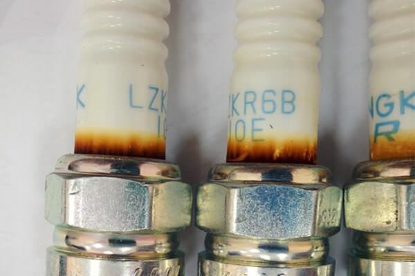 Коричневый поясок на изоляторе свечей Киа Рио 4