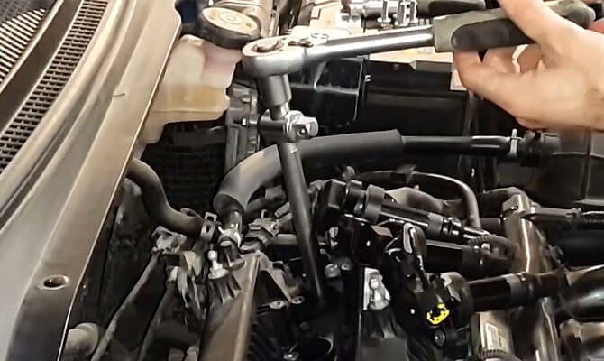 Затягиваем новые свечи зажигания на Киа Рио 4