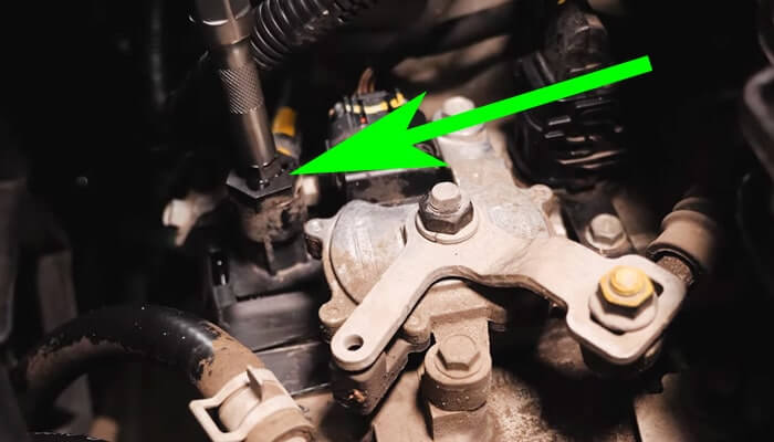 Чтобы добраться до масла откручиваем заливную пробку Киа Рио 3