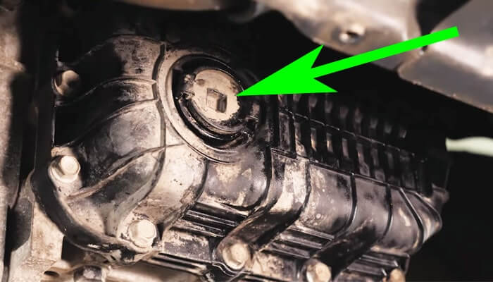 Чтобы добраться до масла акпп в Киа Рио 3, нужно опустить щуп ниже контрольного отверстия