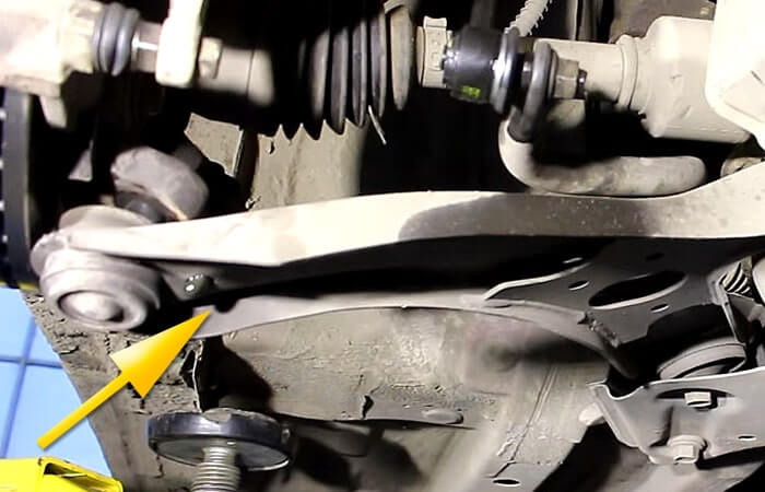 Место для упора домкрата в нижний рычаг Киа Рио 3 (2011-2017)