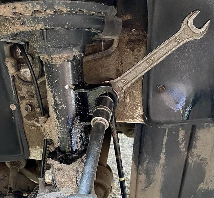 Откручиваем верхнее крепление стойки стабилизатора Киа Рио 3 (2011-2017) используя гаечный ключ и головку