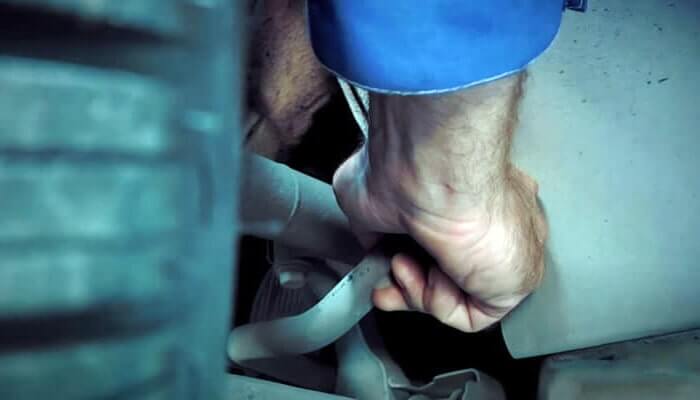 Проверка состояние стойки стабилизатора Киа Рио 3 (2011-2017) рукой