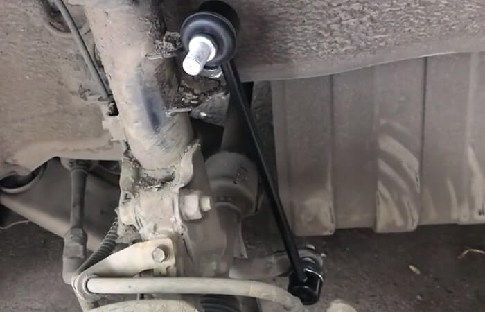 Устанавливаем новую стойку стабилизатора Киа Рио 3 (2011-2017)