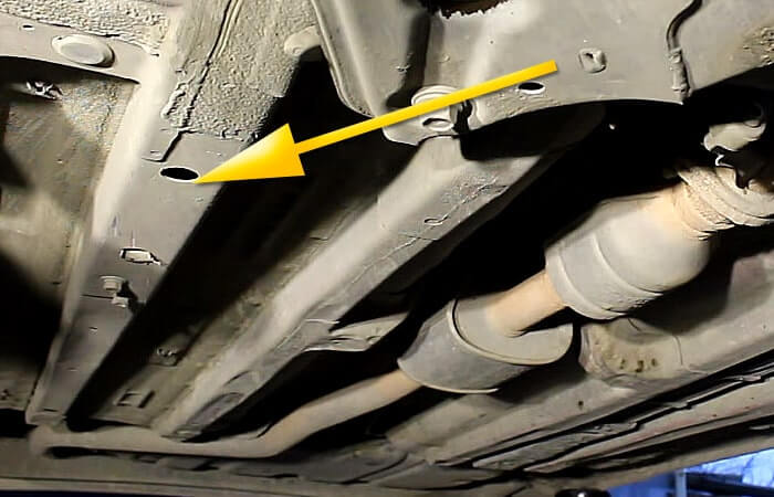 Вывешиваем Киа Рио 3 (2011-2017) освобождая домкрат