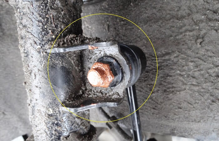 Закручиваем гайки стойки стабилизатора Киа Рио 3 (2011-2017)