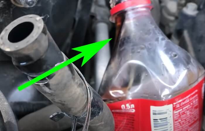 Пока сливается темное масло из обратки гура Киа Рио 3 продолжает работу