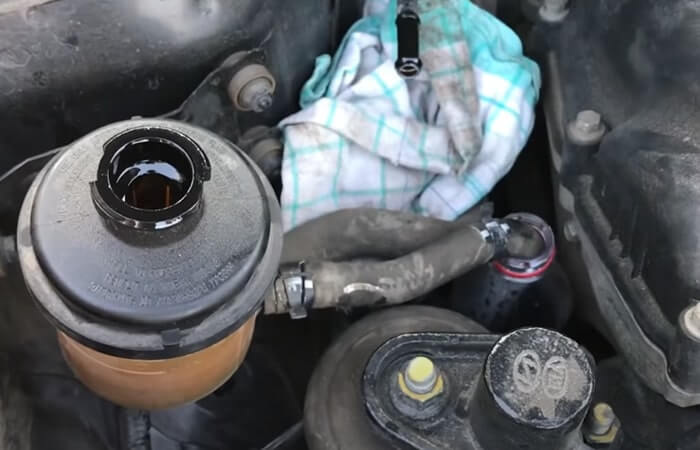 Сливаем старую жидкость гур Киа Рио 3 из системы