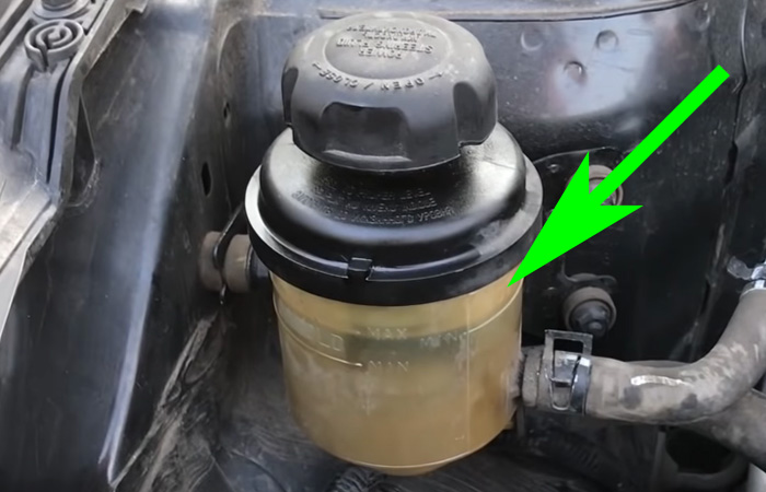 Проверяем уровень масла в бачке гур Киа Рио 3. Он должен находится между метками