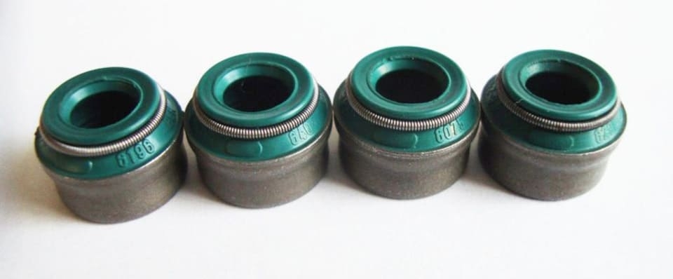 Маслосъёмные колпачки. Возможная причина, по которой авто выкидывает масло через глушитель