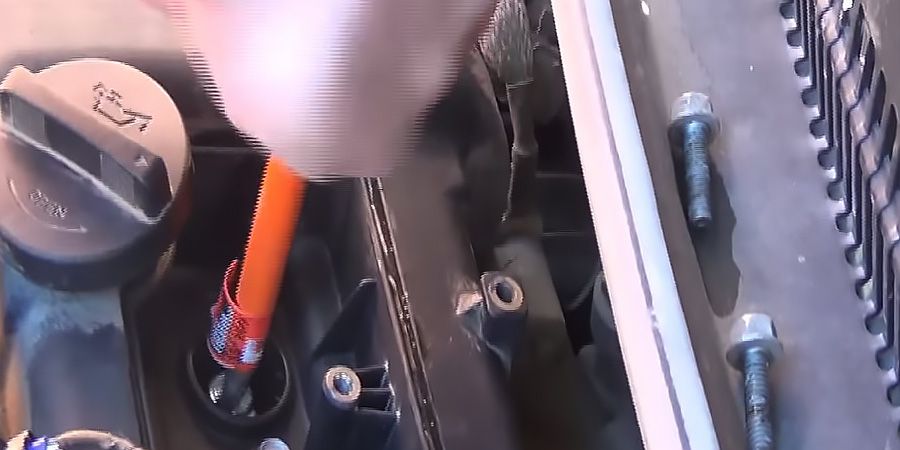 Процесс замены свечей зажигания РИО (4)