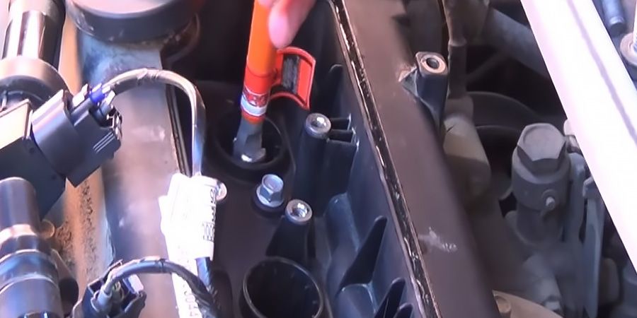 Процесс замены свечей зажигания РИО (5)