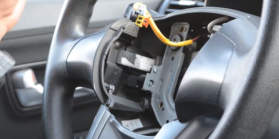 Процесс установки кнопок Kia Rio (2)