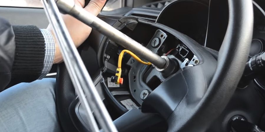 Процесс установки кнопок Kia Rio (3)