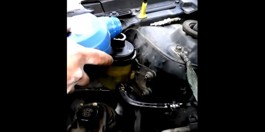 Процесс замены жидкости ГУР (3)