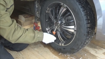 Откручиваем колесные болты Снятие колеса КИА Рио