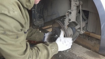 Теперь вынимаем из кулака приводной вал и снимаем узел Вал привода КИА Рио